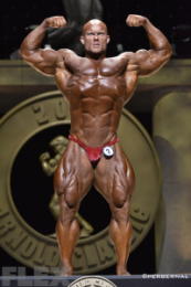 atleta bodybuilding Ben Pakulski in posa durante una gara