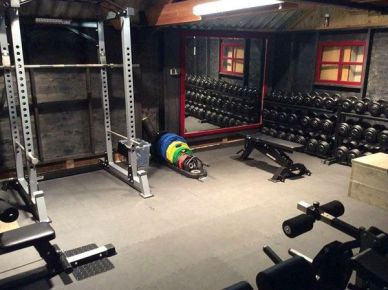 home gym Notare la collezione di manubri e il rack di questa Home Gym ben attrezzata