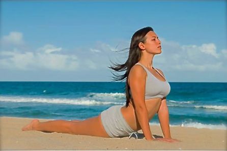 posizione yoga cobra